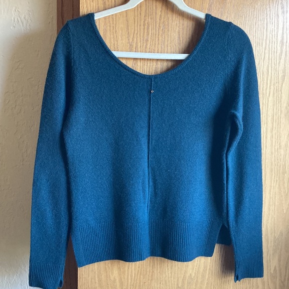 Cuyana Single-Origin Cashmere Scoop Neck Sweater, Jade, XS - Picture 4 of 9